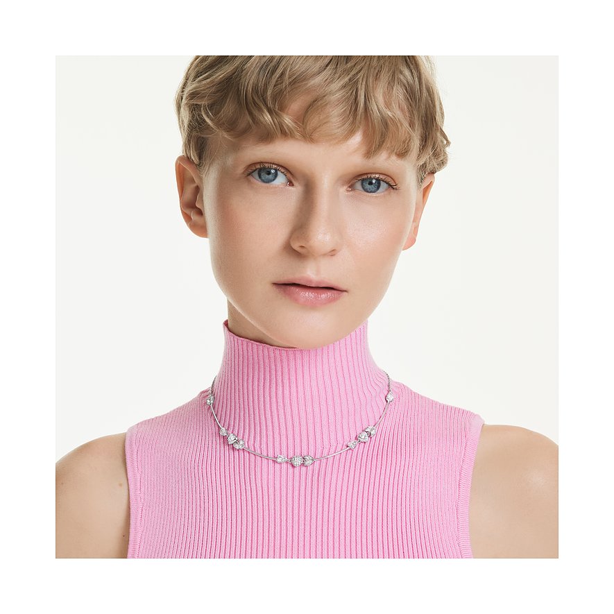 Model trägt eine Swarovski Halskette aus Metall mit glitzernden Kristallen, die wie Blüten aufgereiht sind.