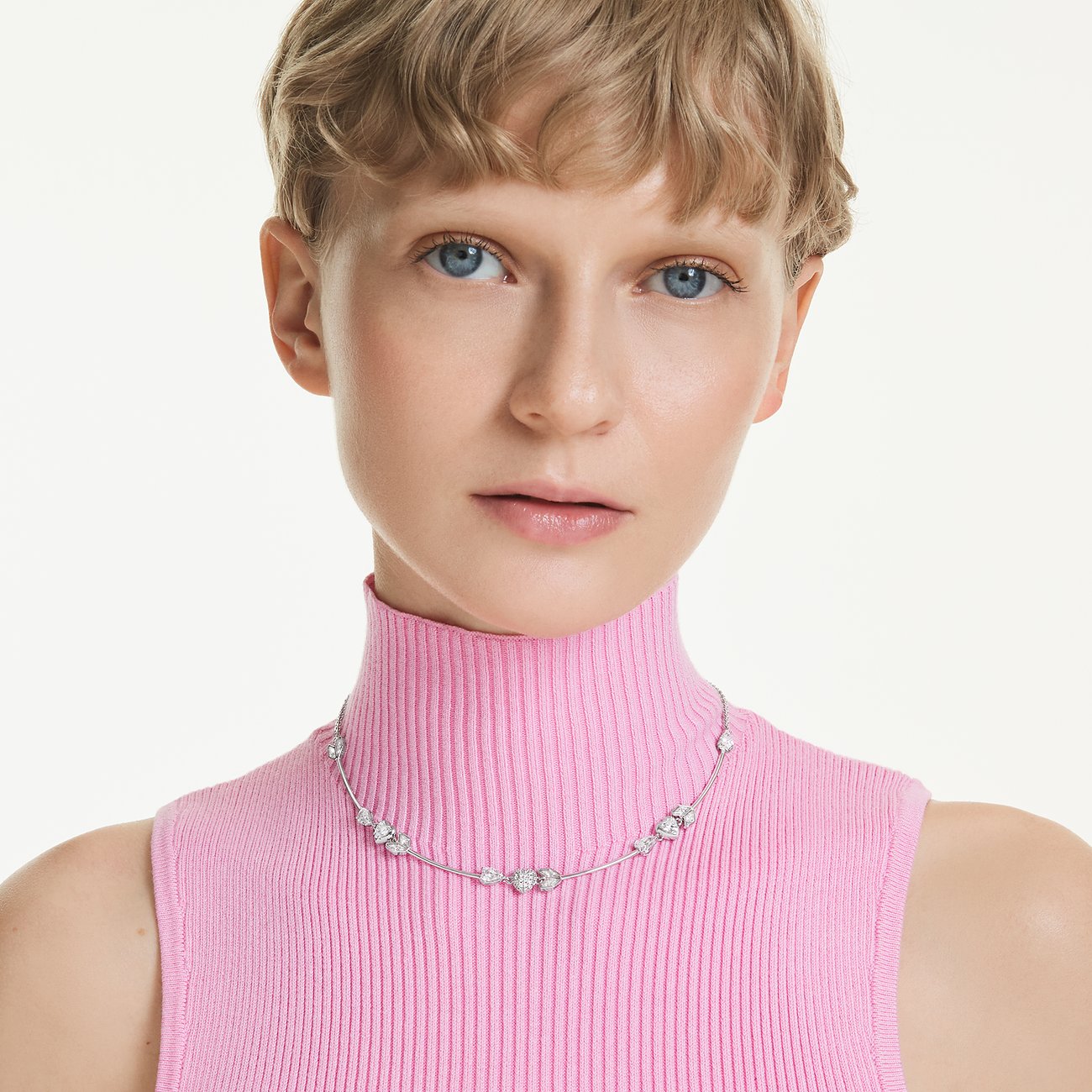 Model trägt eine Swarovski Halskette aus Metall mit glitzernden Kristallen, die wie Blüten aufgereiht sind.