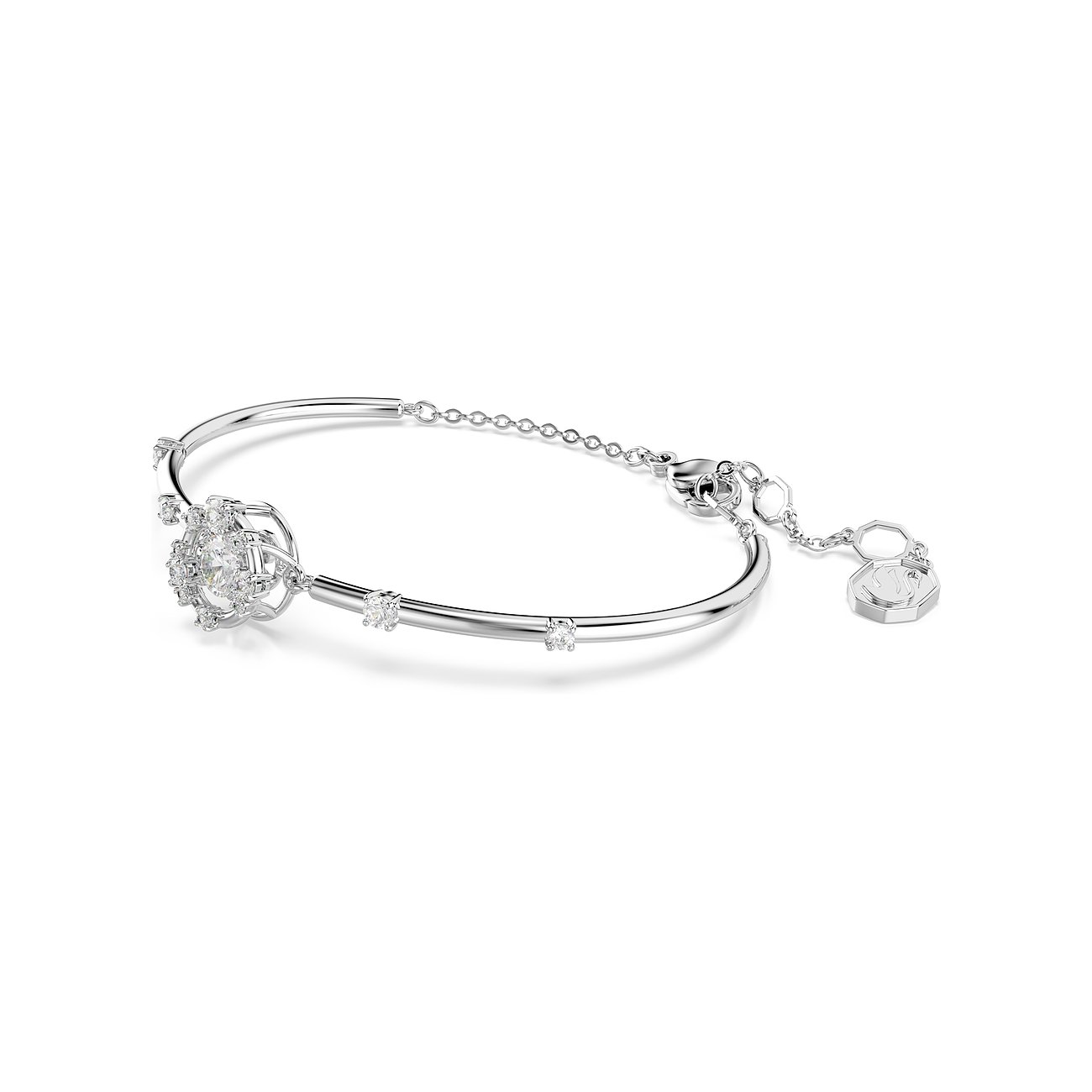 Ein glänzendes, silberfarbenes Metallarmband von Swarovski mit einem großen, runden Swarovski-Kristall in der Mitte.