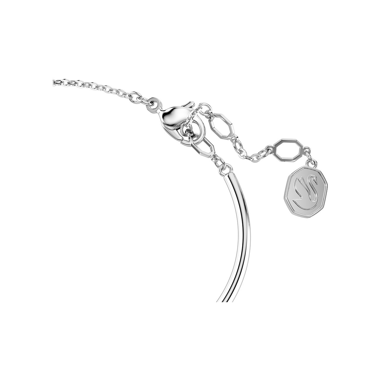 Nahaufnahme des Verschlusses eines Swarovski Armschmucks aus Metall mit kleinem Logo-Anhänger.
