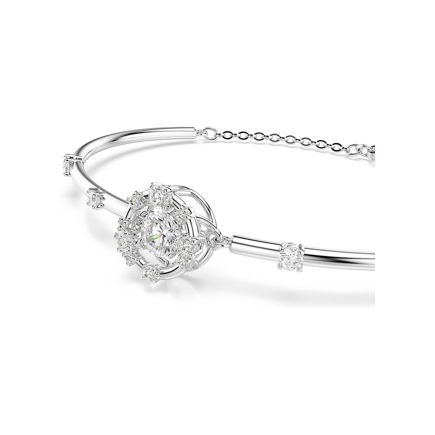 Nahaufnahme: silberfarbener Swarovski Armreif mit rundem Anhänger, verziert mit großen und kleinen klaren Swarovski-Kristallen.