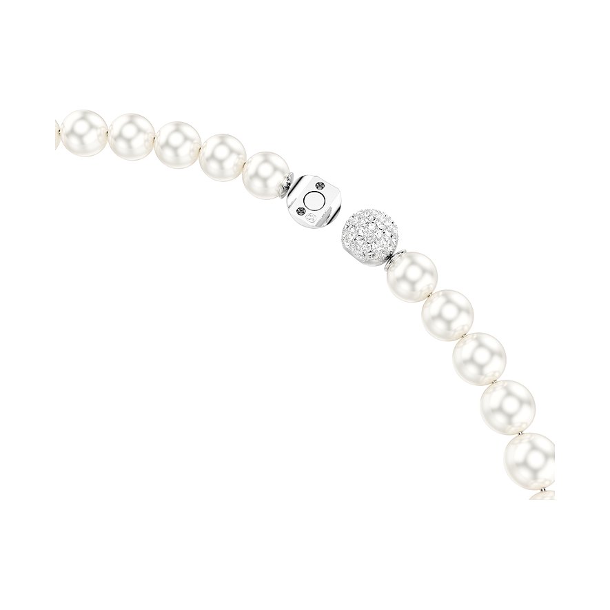 Close-up van een Swarovski metalen ketting met ronde, witte parels en een sprankelend Swarovski kristalelement.