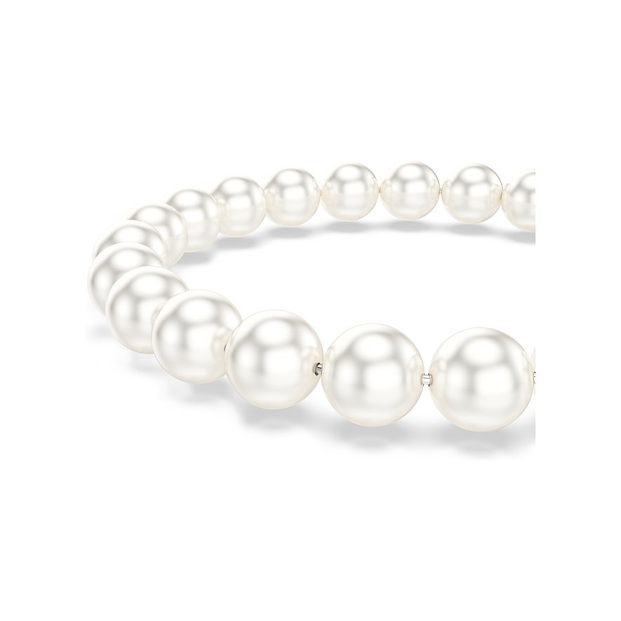 Nahaufnahme eines kreisförmigen Swarovski-Armschmucks aus Metall, verziert mit runden weißen Perlen.