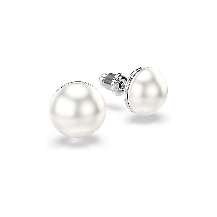 Zwei runde, weiße Swarovski-Ohrstecker aus glänzendem Metall sind schräg auf einem weißen Hintergrund angeordnet.