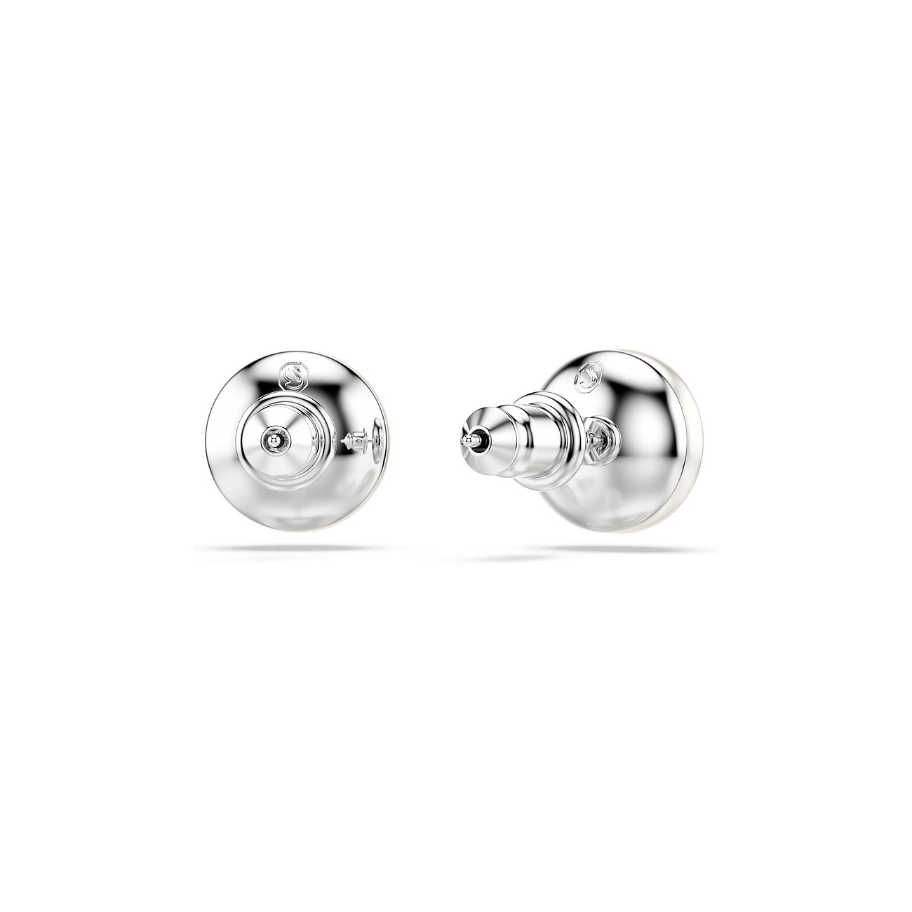 Zwei runde Swarovski Ohrstecker aus glänzendem Metall, einer von vorne und einer von der Seite mit Verschluss.