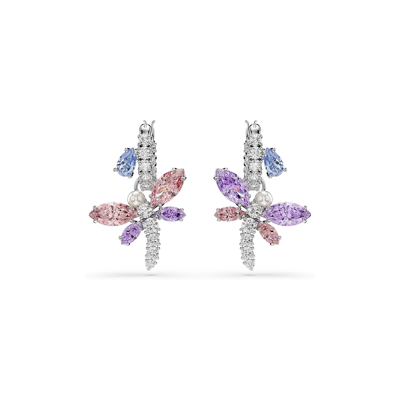 Ein Paar Swarovski Ohrschmuck aus Metall mit bunten Swarovski-Kristallen in Pastellfarben und kleinen Perlen.