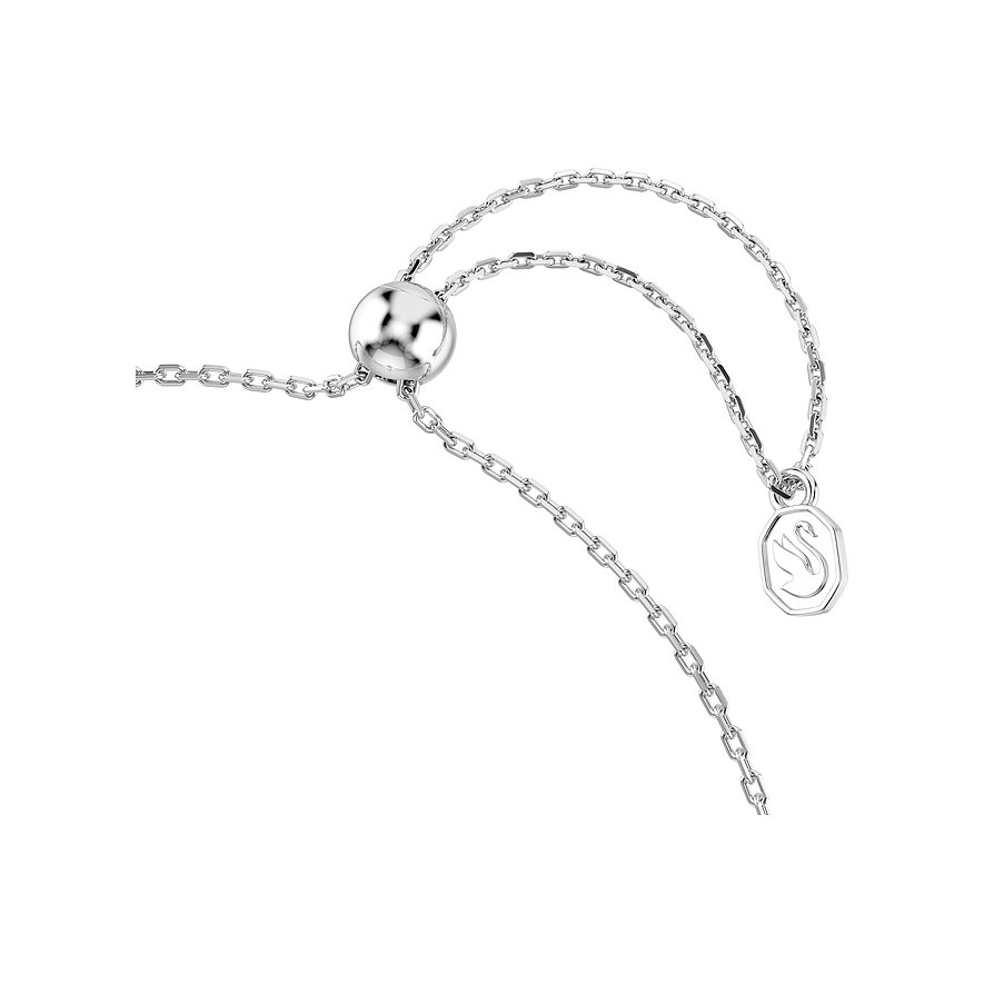 Nahaufnahme eines silberfarbenen Swarovski Armschmucks mit Kugelverschluss und Markenanhänger.