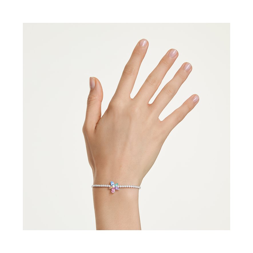 Swarovski-Armband aus silberfarbenem Metall mit bunten Kristallen. Das Armband hat eine Schmetterlingsform.