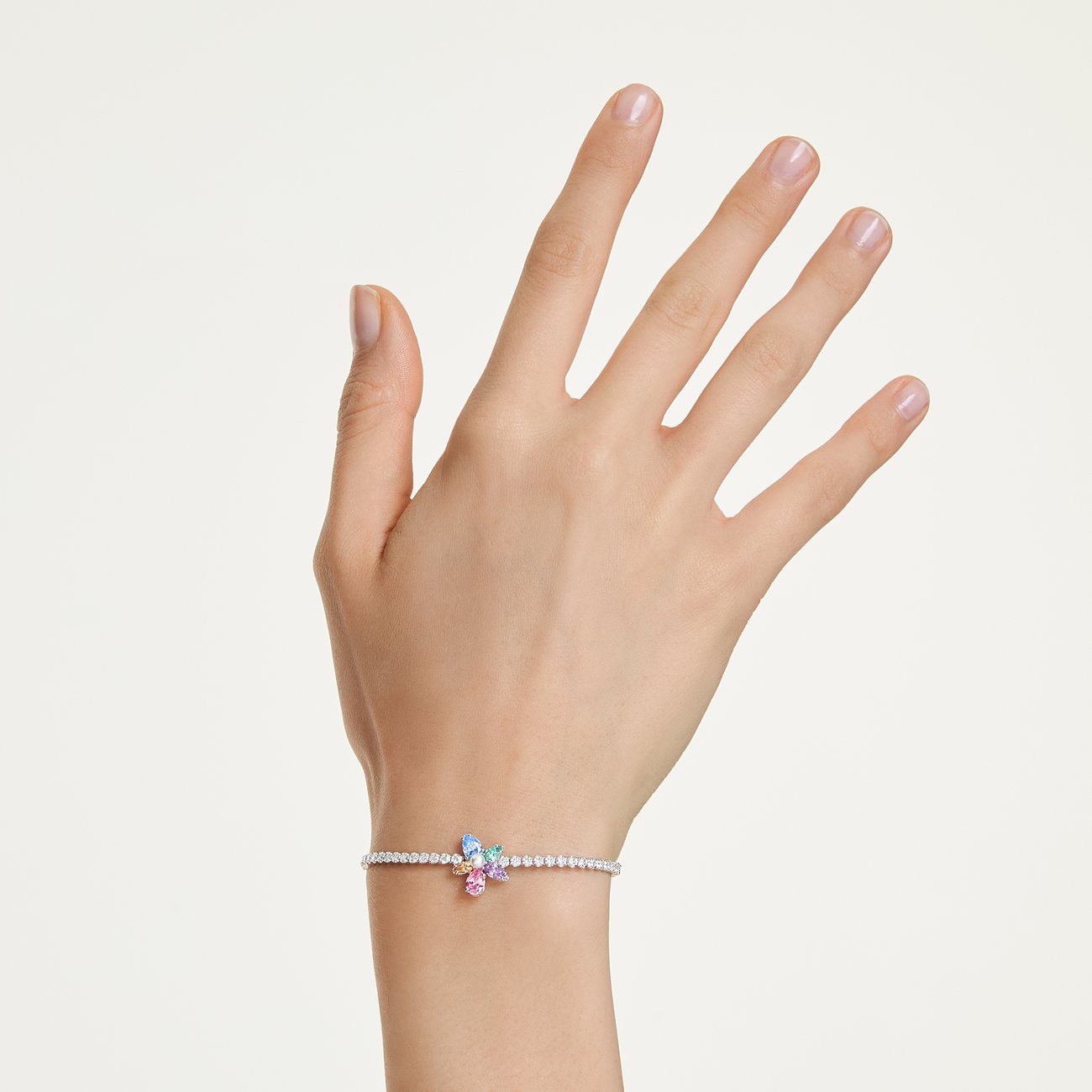 Swarovski-Armband aus silberfarbenem Metall mit bunten Kristallen. Das Armband hat eine Schmetterlingsform.