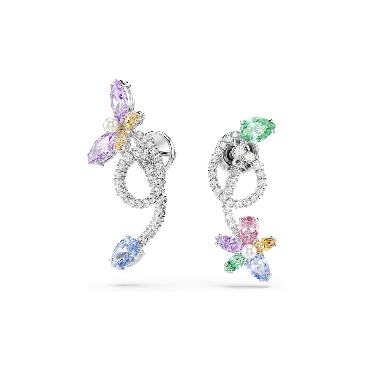 Ein Paar von Swarovski Ohrschmuck aus Metall mit bunten Swarovski-Kristallen in Form von verspielten Schmetterlingen.