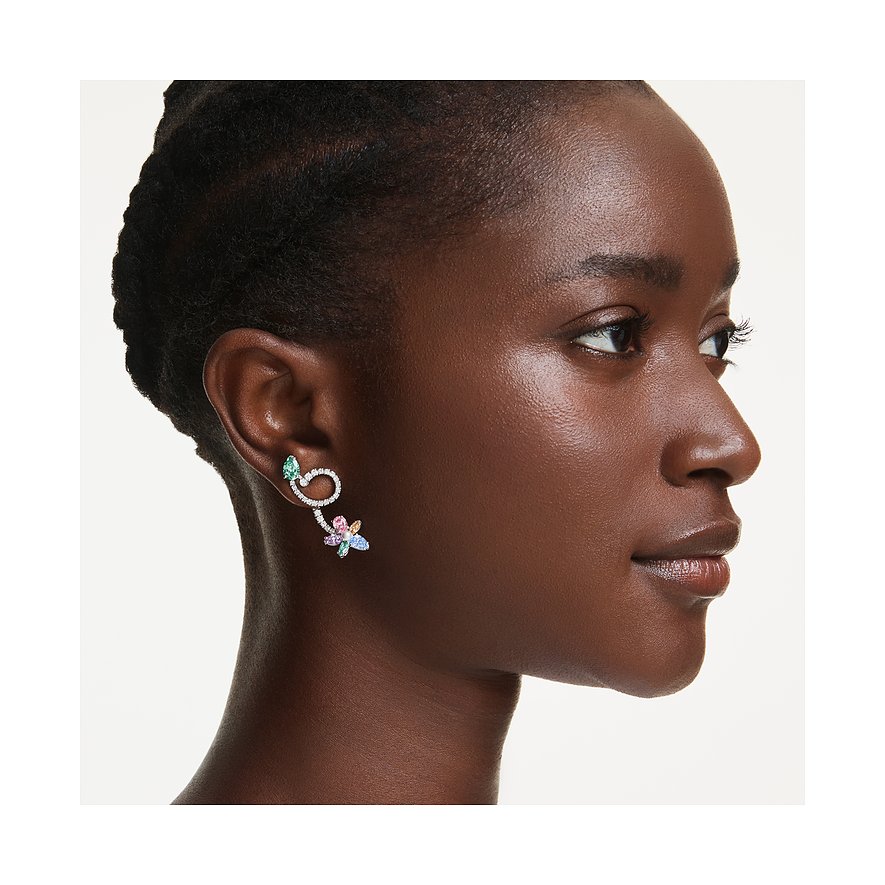Ein Swarovski Ranken-Ohrschmuck aus Metall mit bunten Swarovski-Kristallen ziert das Ohr eines Models.