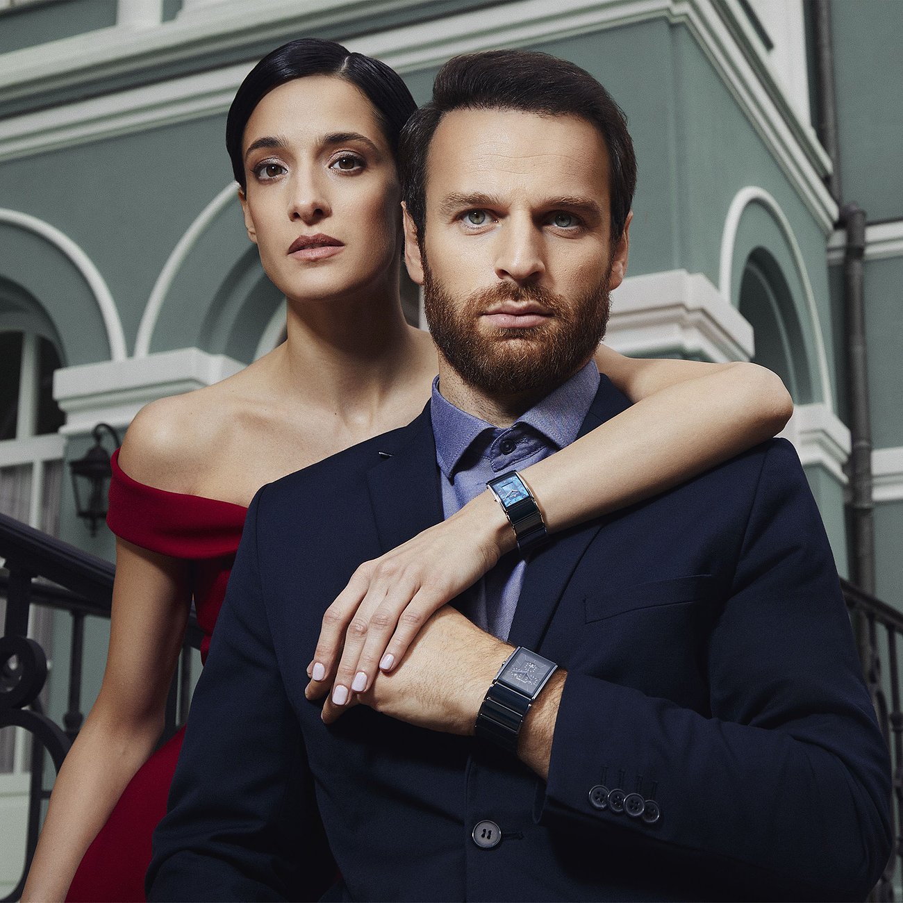 Model trägt eine rechteckige Jacques Lemans Damenuhr aus Edelstahl mit einem dunklen Zifferblatt.