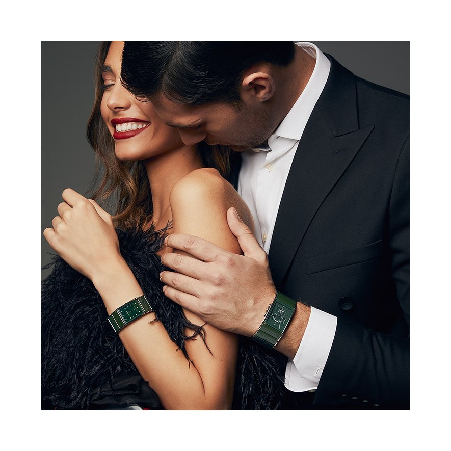 Ein lächelndes Paar trägt Armbänder von Jacques Lemans. Die Frau trägt eine Damenuhr aus Edelstahl mit grünem Zifferblatt