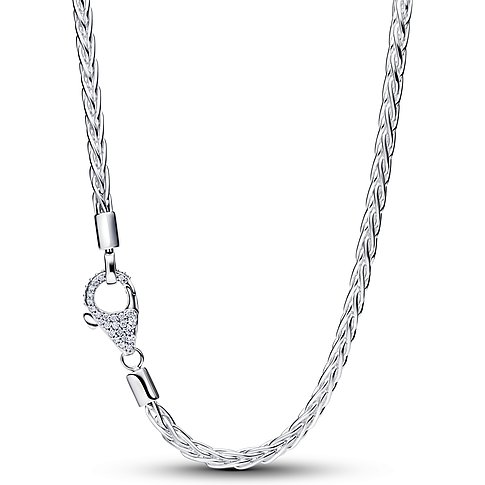 Pandora Schlangenkette aus Silber, detailliert mit Zirkonia-besetztem Karabinerverschluss, der die Zopfoptik elegant ergänzt.
