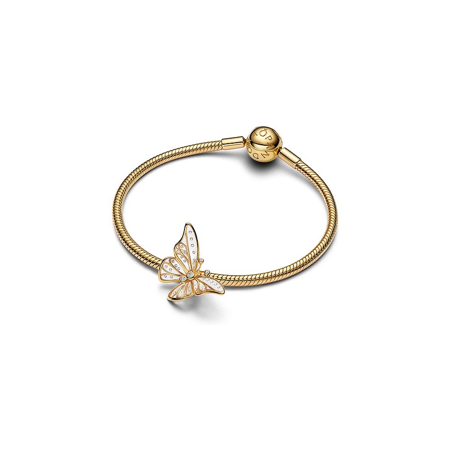Ein glänzendes goldenes Pandora Metall-Schlangenkettenarmband mit einer Schließe und einem Schmetterlingsanhänger.
