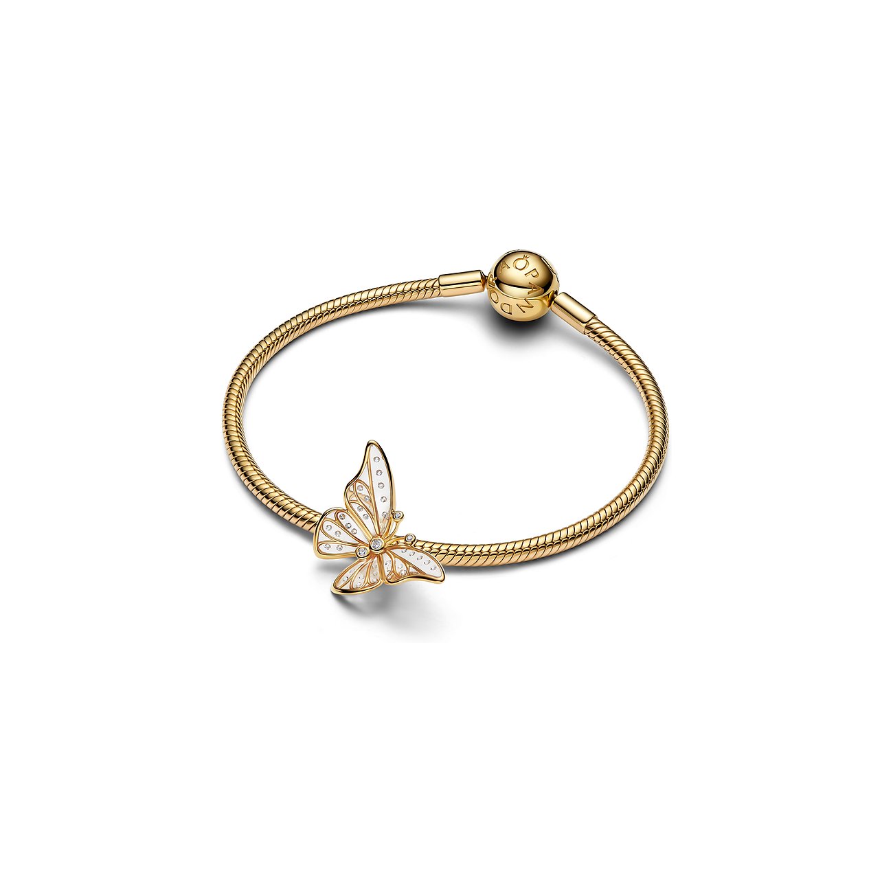 Ein glänzendes goldenes Pandora Metall-Schlangenkettenarmband mit einer Schließe und einem Schmetterlingsanhänger.