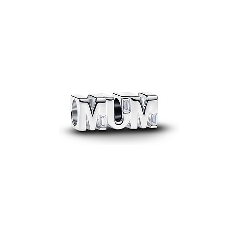 Pandora Charm aus 925er Silber mit der Aufschrift "MUM" und glänzenden Zirkonia-Steinen in jedem Buchstaben.