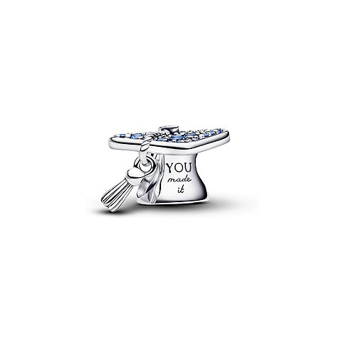 Pandora Charm aus 925er Silber in Form einer Abschlussmütze mit blauen Zirkonia und der Gravur "YOU made it".