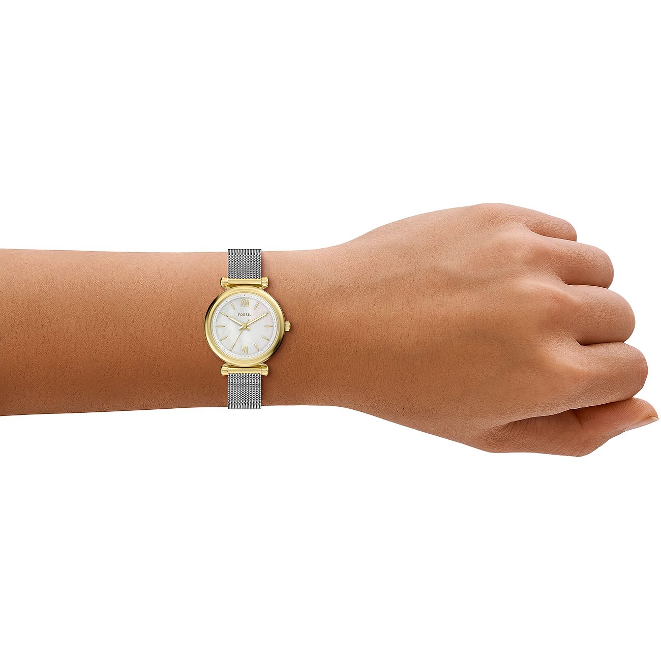 Eine Fossil Damenuhr aus goldfarbenem Edelstahl mit silbernem Mesh-Armband am Handgelenk eines Models.