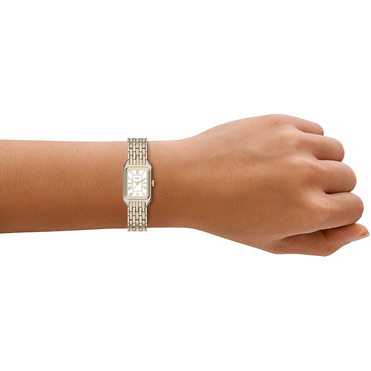Eine Fossil Damenuhr aus Edelstahl mit rechteckigem Zifferblatt und einem Armband in Gold und Silber am Handgelenk.
