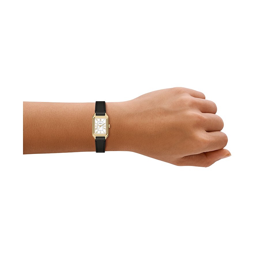 Eine Fossil Damenuhr aus goldfarbenem Edelstahl mit schwarzem Lederarmband, an einem Arm getragen, von vorne gesehen.