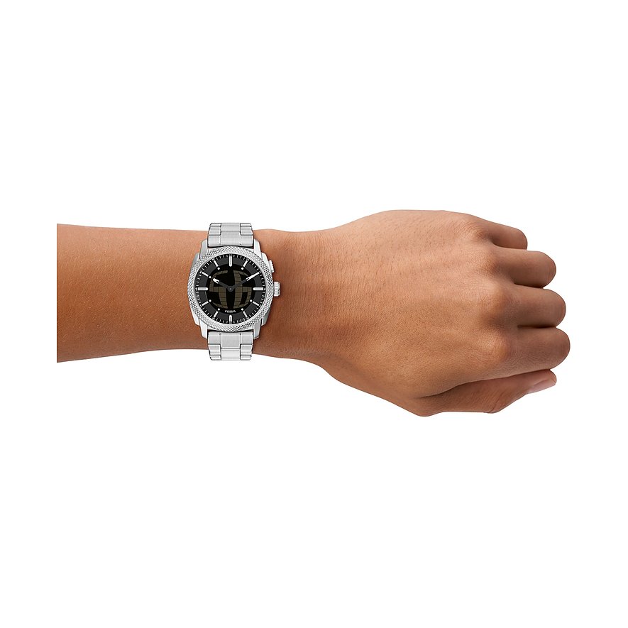 Die Fossil Herrenuhr aus Edelstahl ziert das Handgelenk eines Models. Das markante Zifferblatt ist schwarz.