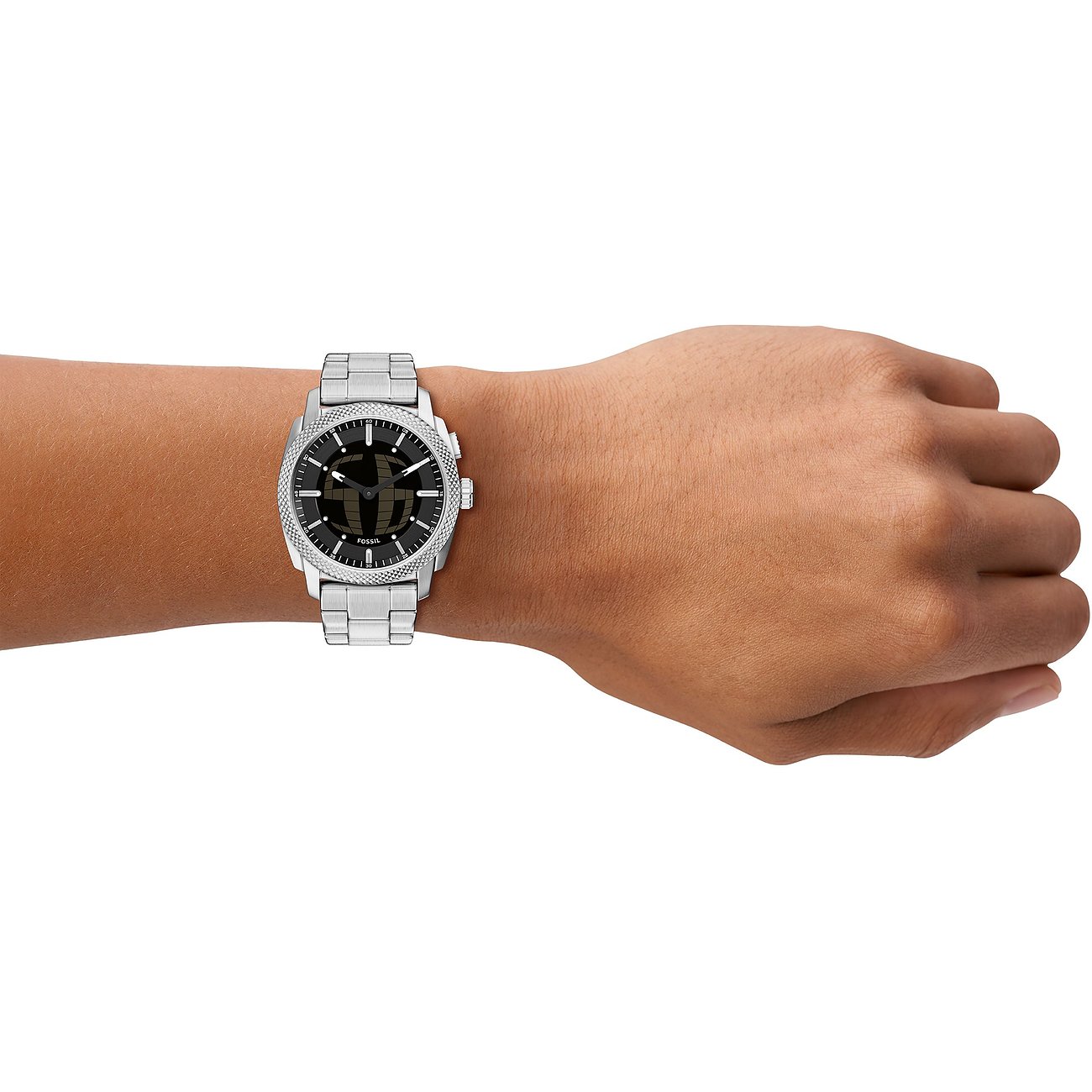 Die Fossil Herrenuhr aus Edelstahl ziert das Handgelenk eines Models. Das markante Zifferblatt ist schwarz.