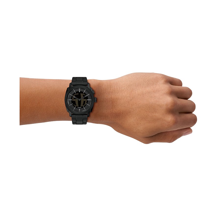 Eine Fossil Herrenuhr aus schwarzem Edelstahl am Handgelenk eines Models. Die Uhr hat ein strukturiertes Ziffernblatt.
