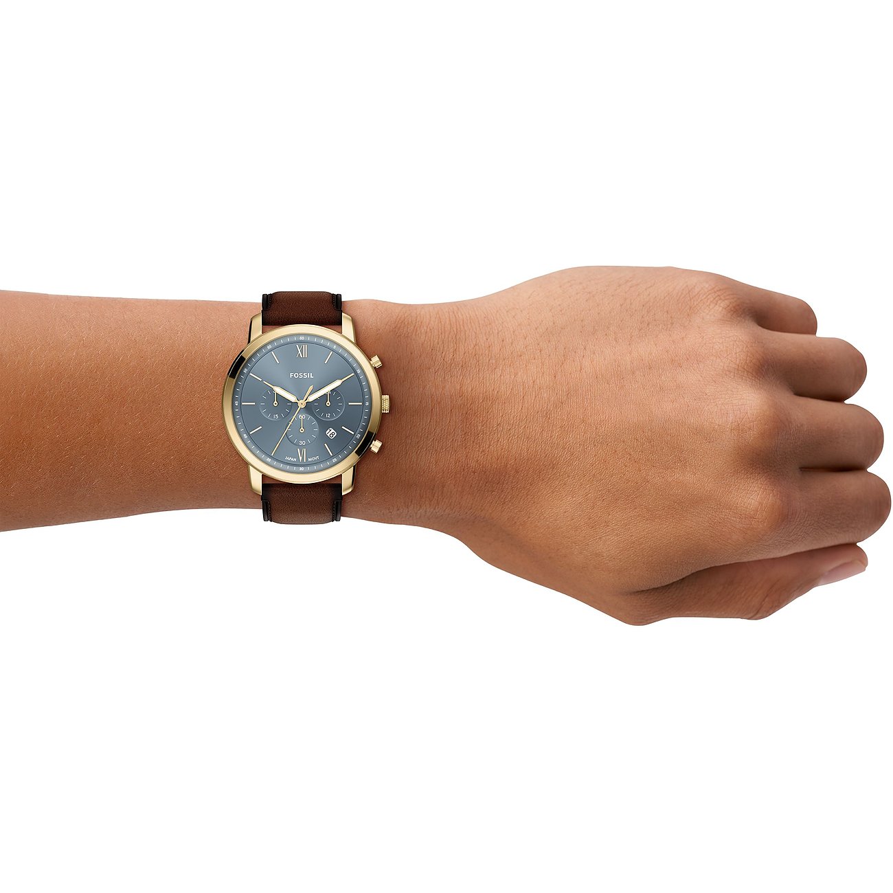 Am Handgelenk getragen, Fossil Herrenuhr aus goldfarbenem Edelstahl mit blauem Zifferblatt und braunem Lederband.