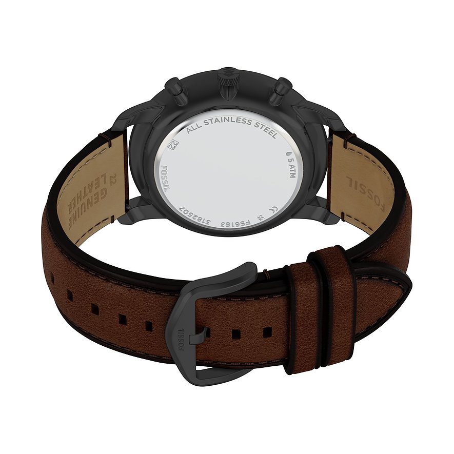 Rückseite einer Fossil Herrenuhr aus Edelstahl mit braunem Lederarmband und schwarzer Dornschließe.