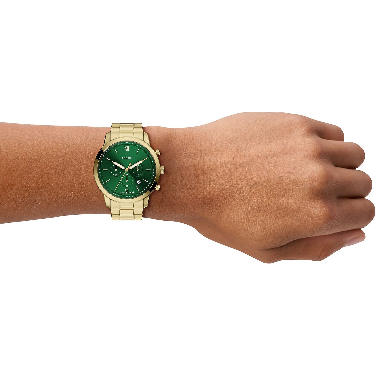 Un orologio da uomo Fossil in acciaio inossidabile color oro con quadrante verde, indossato al polso.