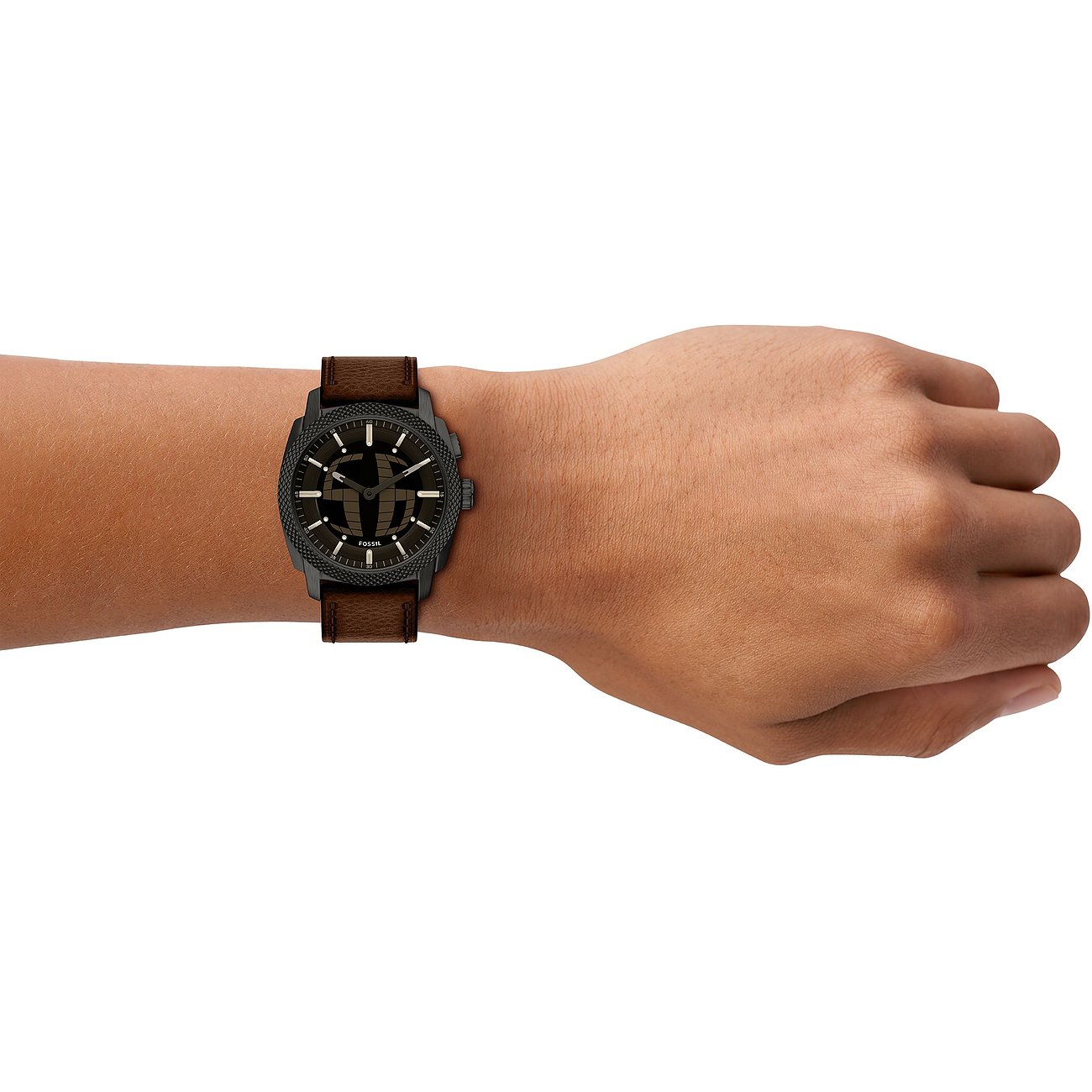 Eine Fossil Herrenuhr aus schwarzem Edelstahl mit braunem Lederarmband, getragen an einem Handgelenk.