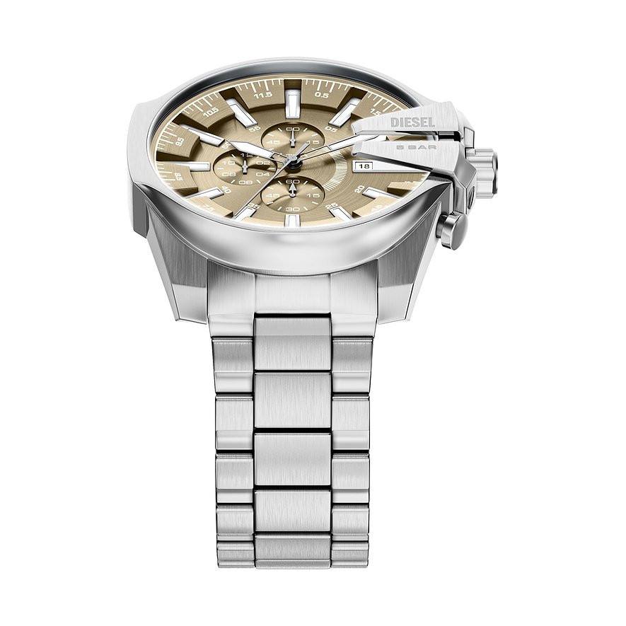 Gros plan de la montre homme Diesel en acier inoxydable avec cadran doré et bracelet argenté.