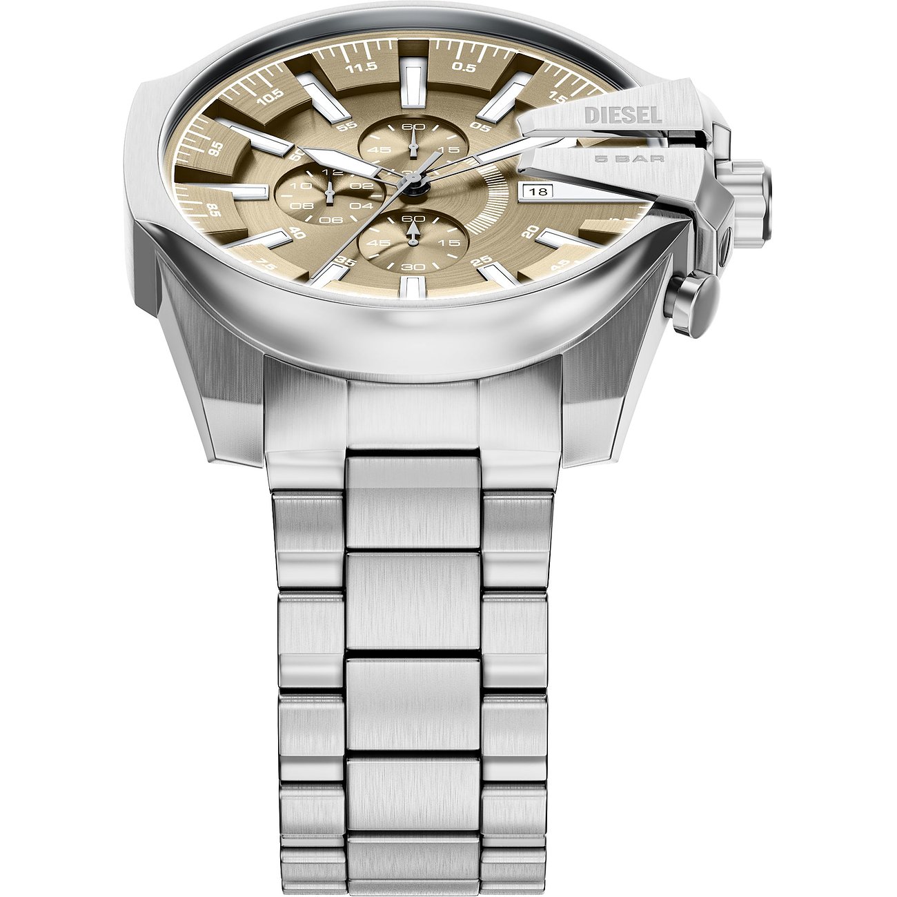 Gros plan de la montre homme Diesel en acier inoxydable avec cadran doré et bracelet argenté.
