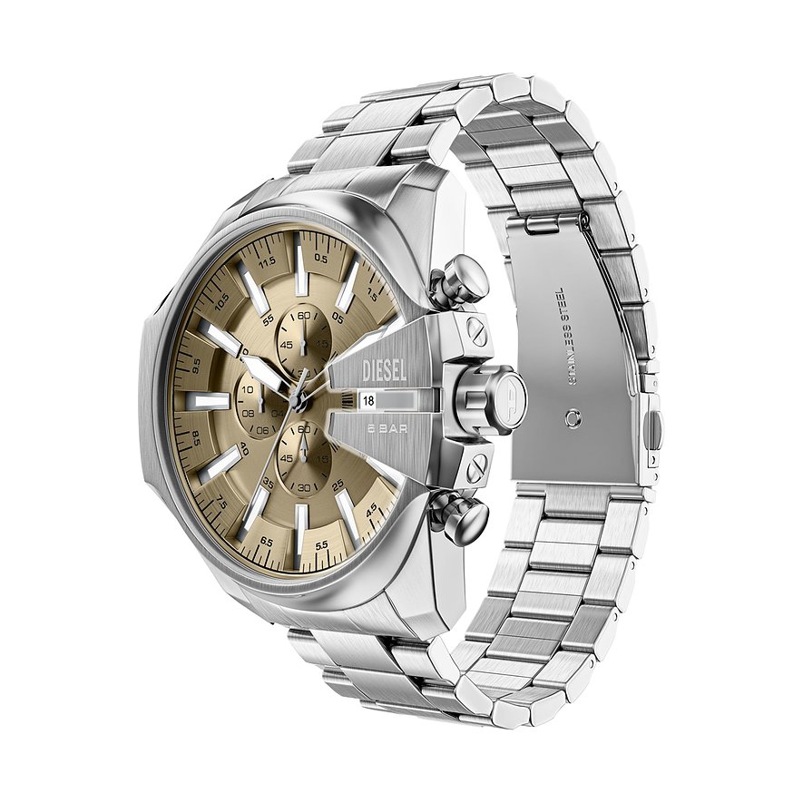 Gros plan d'une montre homme Diesel en acier inoxydable argenté avec chronographe, cadran doré et affichage de la date.