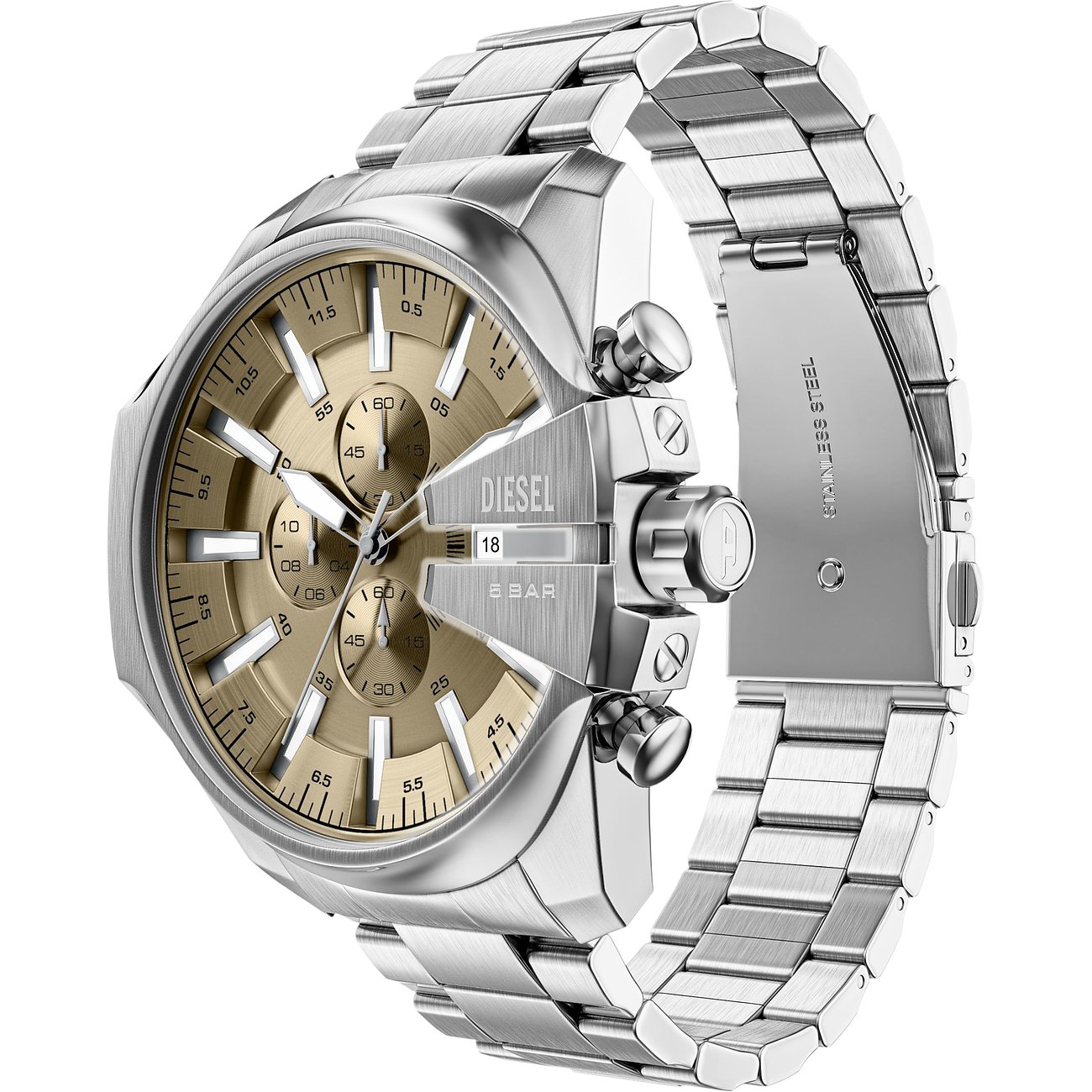 Gros plan d'une montre homme Diesel en acier inoxydable argenté avec chronographe, cadran doré et affichage de la date.