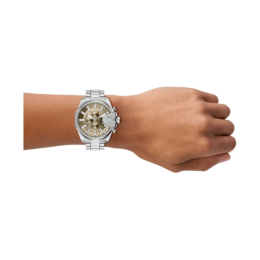 Montre homme Diesel en acier inoxydable argenté au poignet, avec cadran beige et fonctions chronographe.