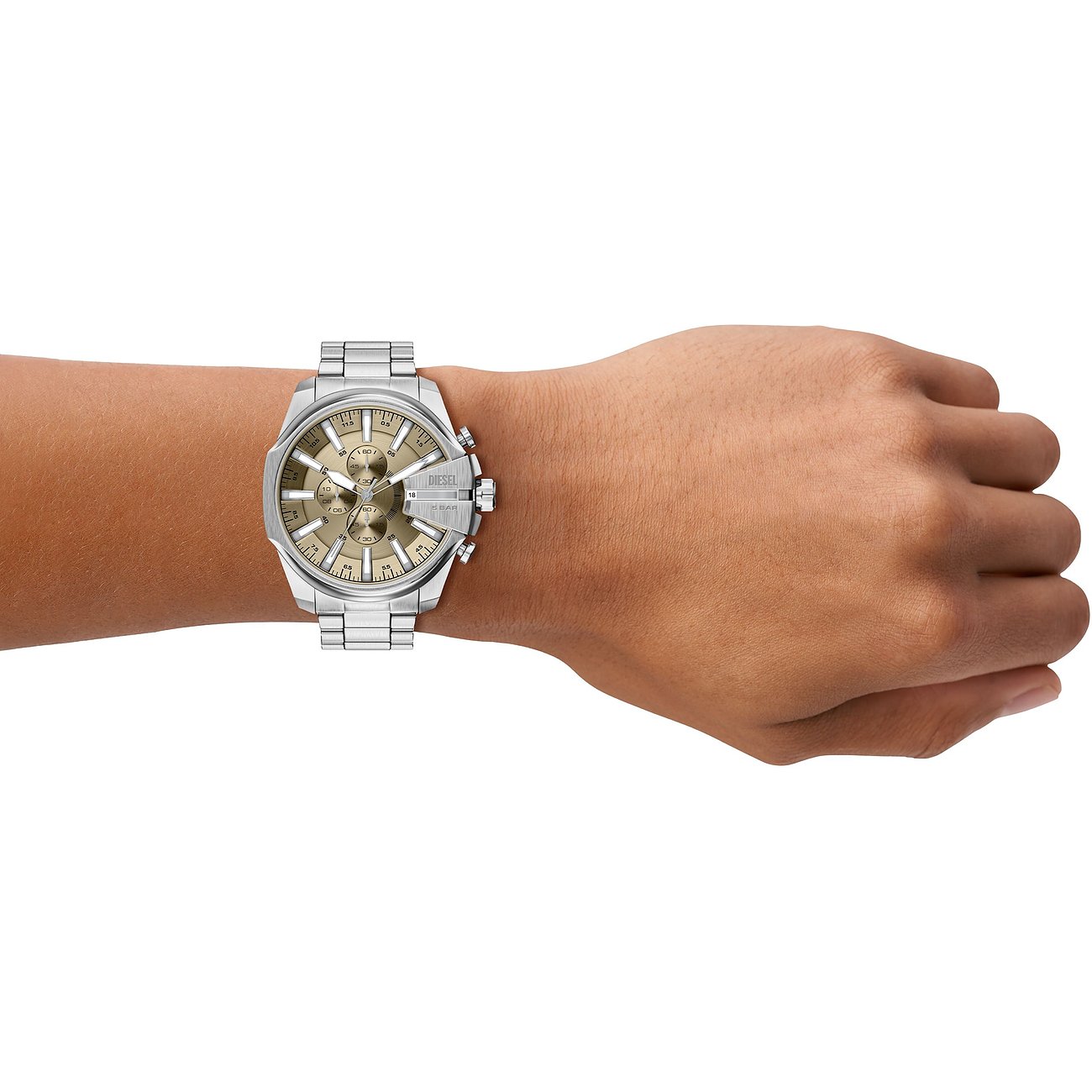 Montre homme Diesel en acier inoxydable argenté au poignet, avec cadran beige et fonctions chronographe.