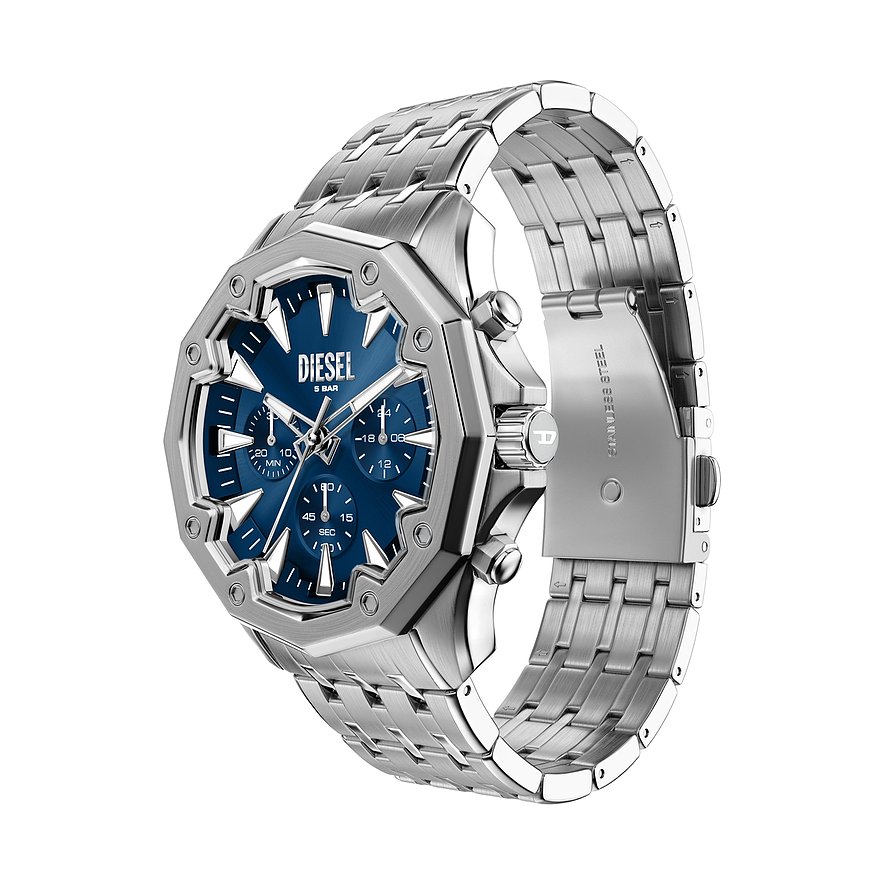 En Diesel herrklocka i silverfärgat rostfritt stål med åttkantigt boett och blå urtavla.