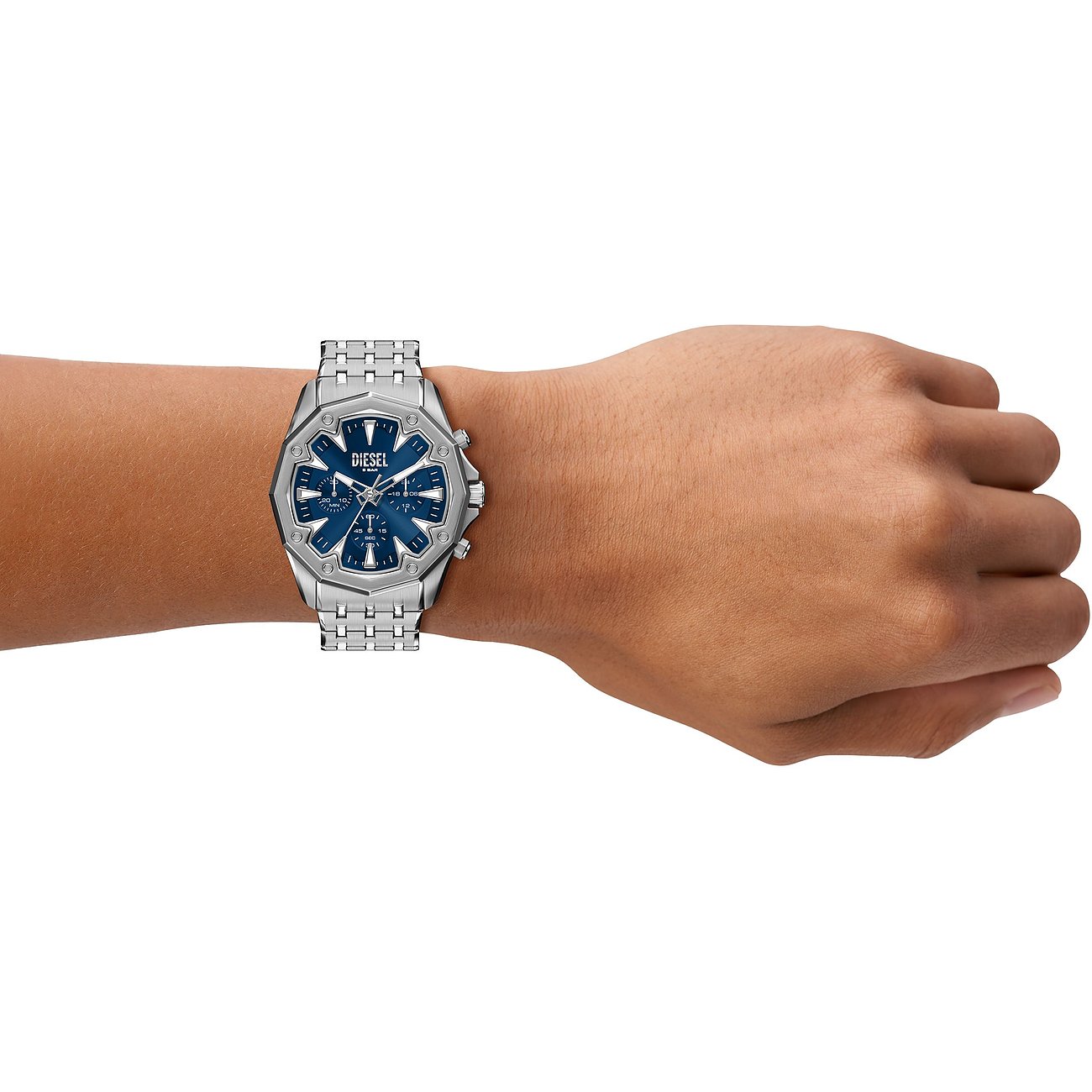 Handledsburen silverfärgad Diesel herrklocka i rostfritt stål med blå urtavla och kronograf.