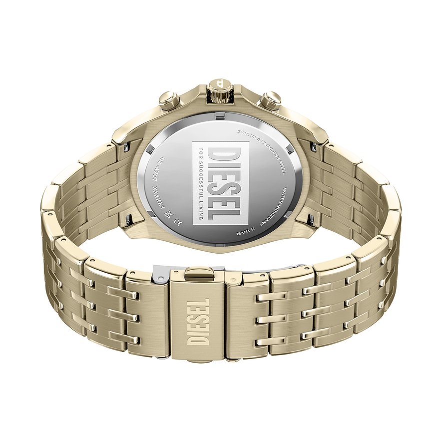 Vue arrière d'une montre homme Diesel dorée en acier inoxydable avec fond de boîtier gravé et boucle déployante.