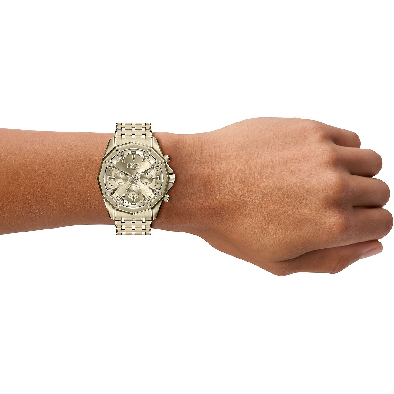 Montre Diesel pour homme en acier inoxydable doré, portée au poignet, avec chronographe, aiguilles et index argentés.