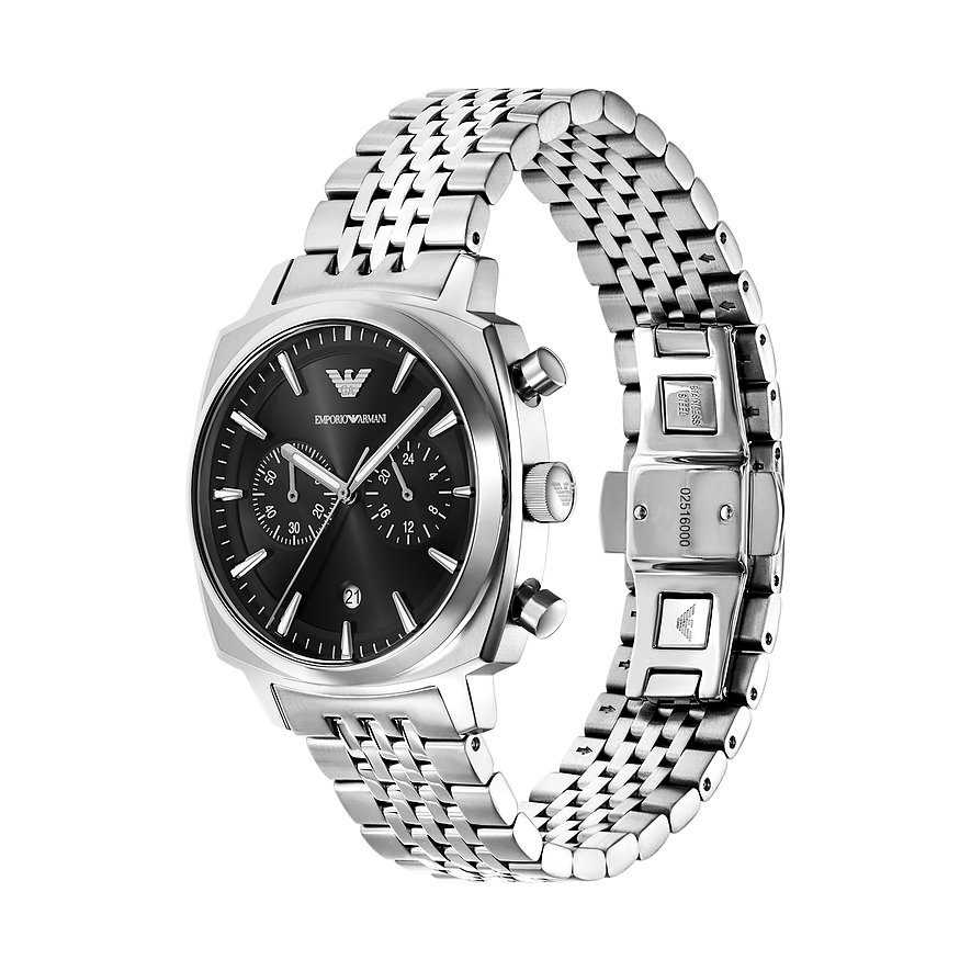 Emporio Armani Herrenuhr aus Edelstahl mit Chronographenfunktion, auf einem weißen Hintergrund.