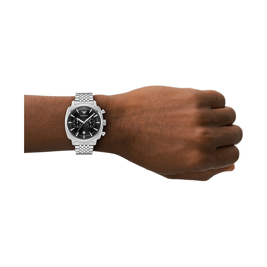 Am Handgelenk getragene Emporio Armani Herrenuhr aus Edelstahl mit eckigem Gehäuse und schwarzem Zifferblatt.