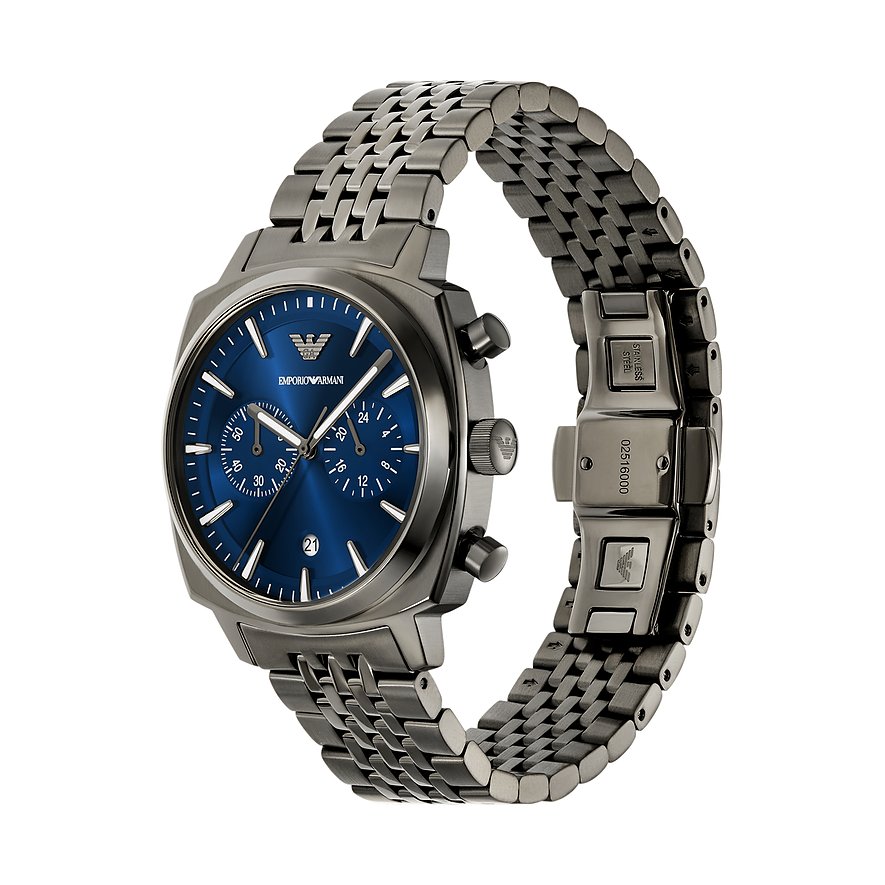 Emporio Armani Herrenuhr aus blauem/grauem Edelstahl, schräg von oben. Blaues Zifferblatt mit drei Chronographen & Datum.