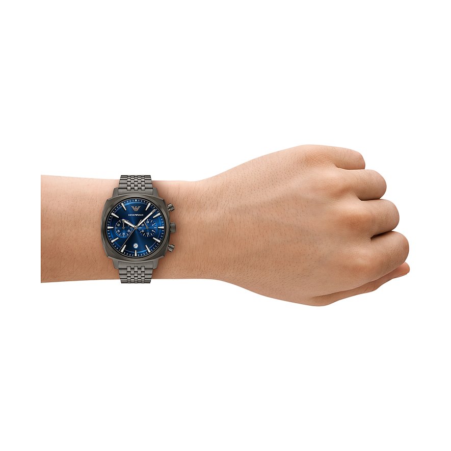 Emporio Armani Herrenuhr aus blauem und schwarzem Edelstahl am Handgelenk mit Chronograph und Tagesanzeige.