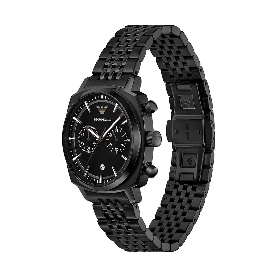 Eine schwarze Emporio Armani Herrenuhr aus Edelstahl, leicht schräg von vorne gesehen.