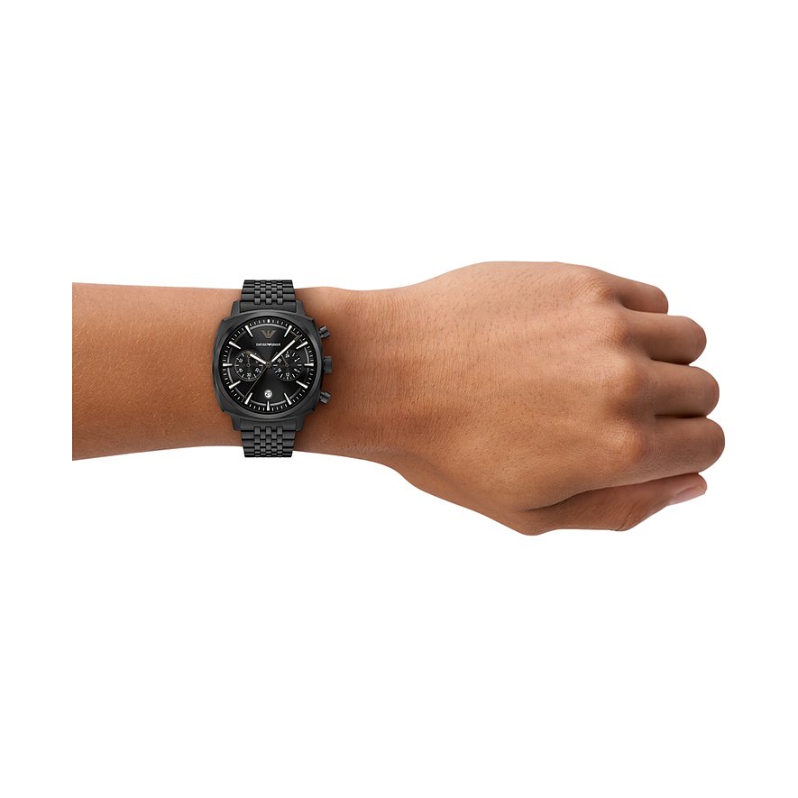 Die schwarze Emporio Armani Herrenuhr aus Edelstahl mit Chronograph wird am Handgelenk getragen.