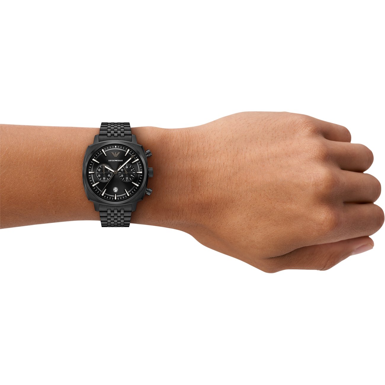 Die schwarze Emporio Armani Herrenuhr aus Edelstahl mit Chronograph wird am Handgelenk getragen.