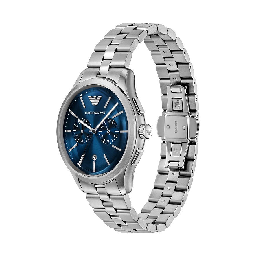 Emporio Armani Herrenuhr aus Edelstahl mit blauem Zifferblatt und Chronographenfunktionen, schräg von links oben.